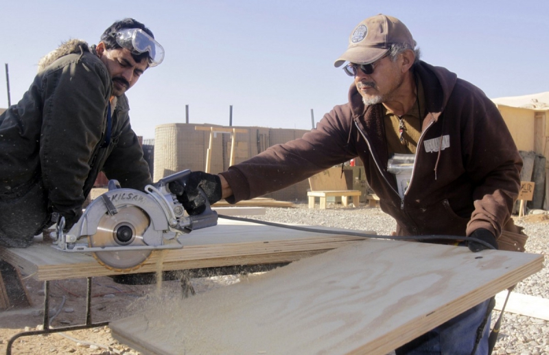 ebeniste-VALDEBLORE-min_men_working_construction_sawing_wood_building_marines_workers_equipment-1064481
